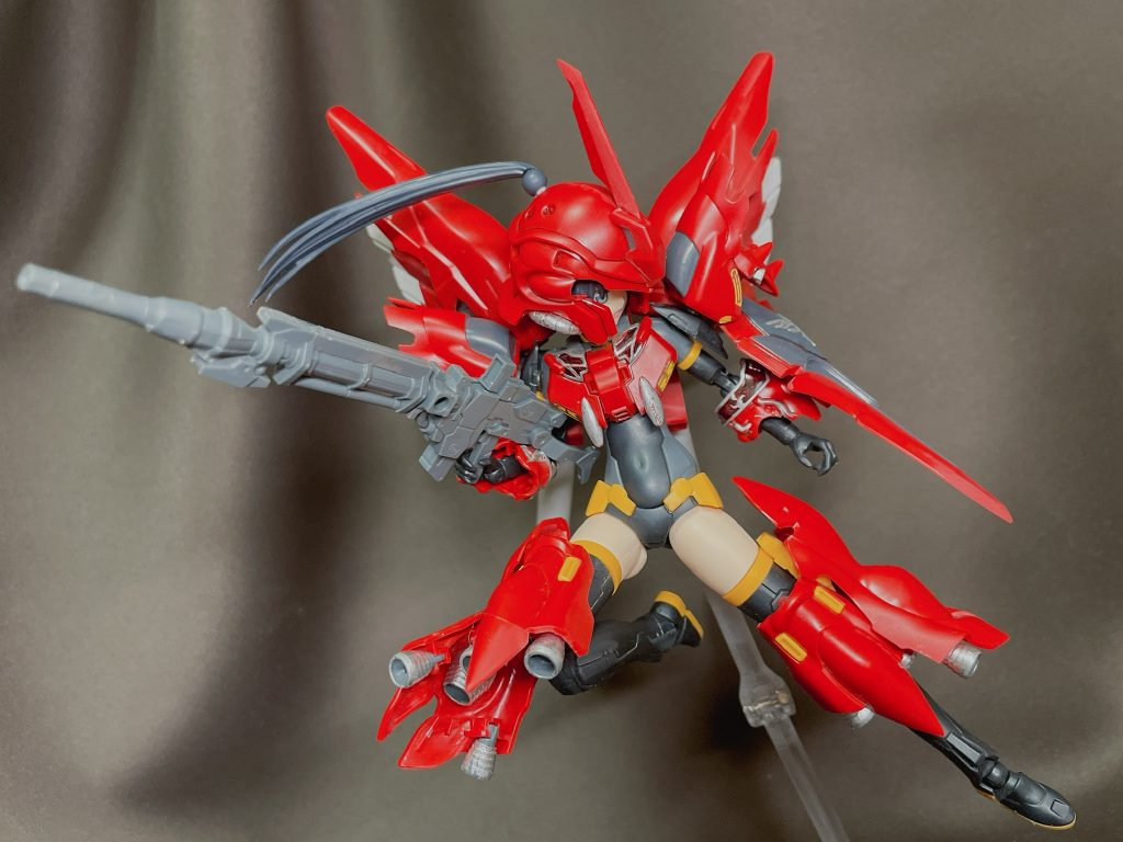 胸装甲はSDシナンジュのフロントスカート肩はSDシナンジュの肩を接続ピンだけ変えてポン付けしてあります。