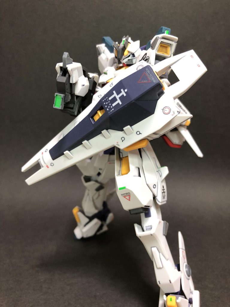 ビームサーベル 前腕部にそれぞれ装備。即座に使用できる様、固定式となっている。