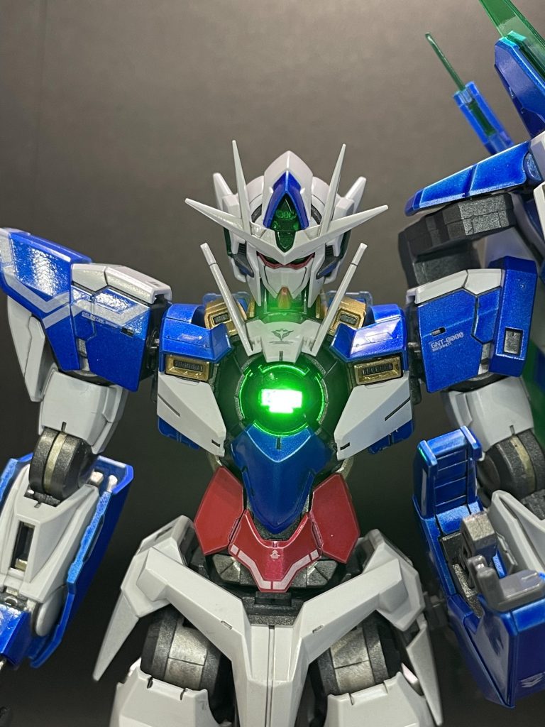 ということでドライヴが煌々と光ります。ちなみに今回もツインアイやクリアパーツには蛍光グリーンを吹いたので…