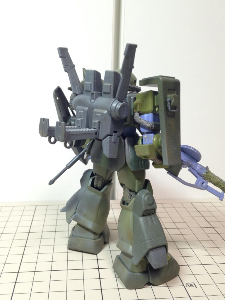 背部には戦闘時以外に不整地の物資運搬に仕様するため大型ラックを備えています。