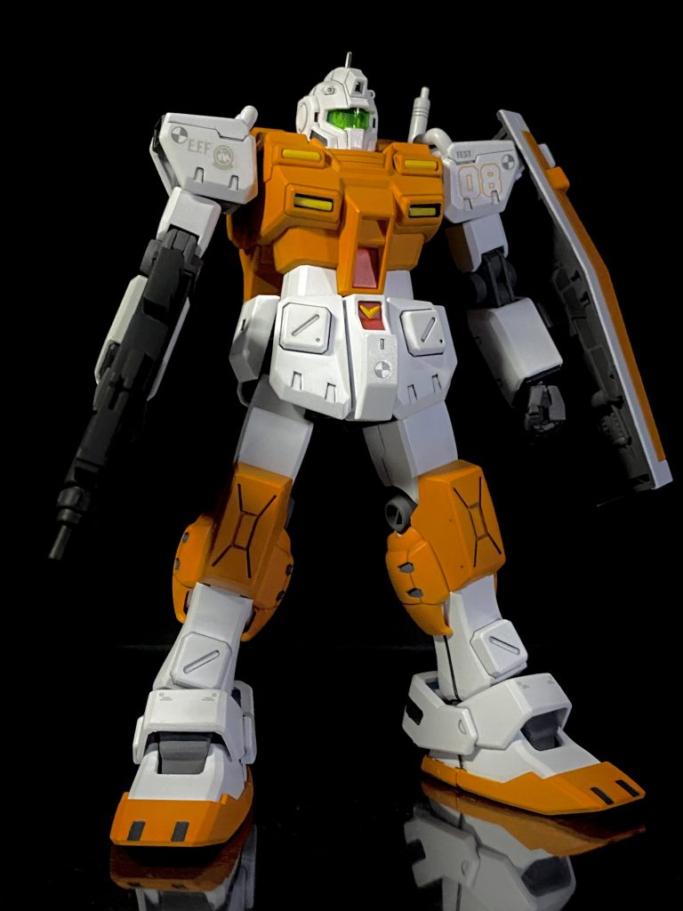 正面ショット。テスト機ということでデータ収集用の丸いマーキングを散りばめ、機体番号はテスト機体の8号機という設定でT08としました。ジム改同様、トリントン所属機としてトリントン所属マークも付けました。