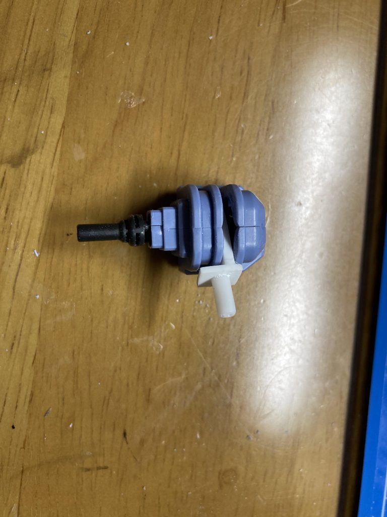 シールドを右肩にも装備できるよう、プラ板で同じのを作った後にくり抜いて装備出来るようにしてあります。