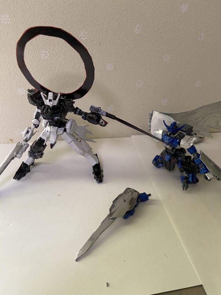 ビームサーベル腕に取り付けたビームサーベル発生装置から放出されるサーベル黒輪同様赤黒い色をしているがその最大の特徴は相手のビーム耐性を無視して攻撃できること、これによりナノラミネート装甲を持つガンダムフレームの腕を両断した。