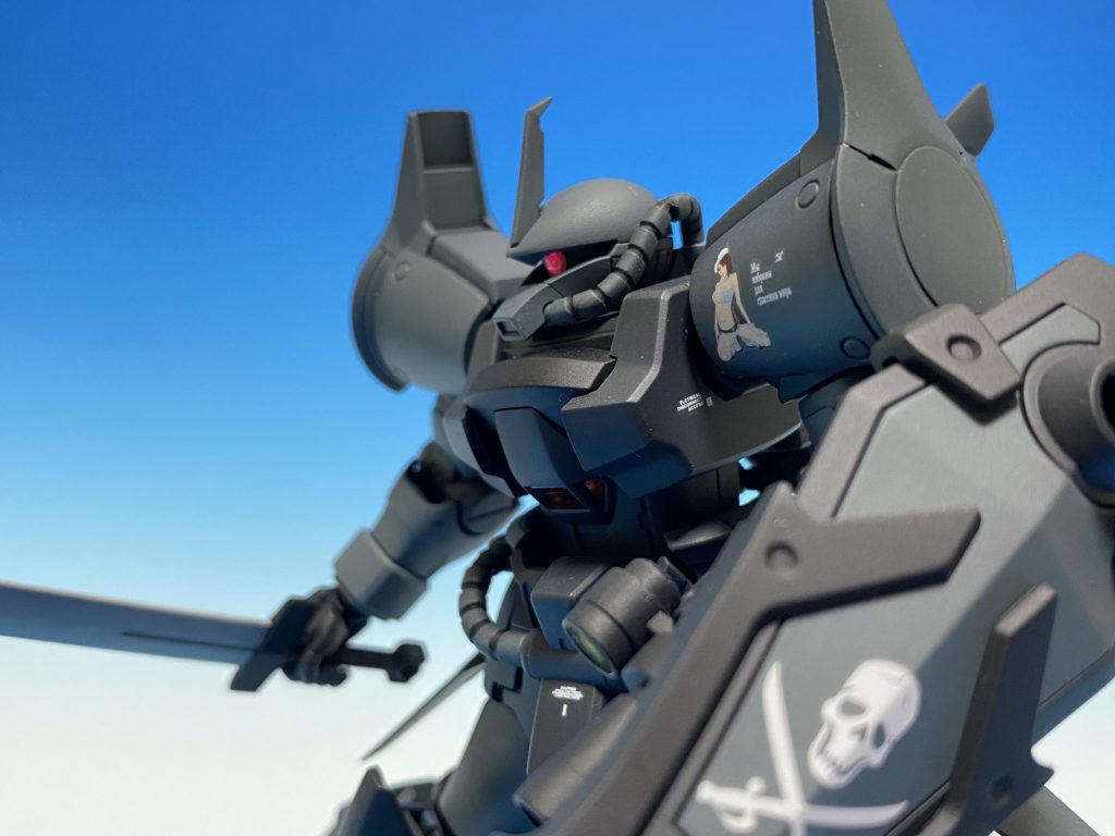 モノアイは別パーツ化しました。デカールは肩はモデルカステンのを使用し、盾はマシーネンクリーガーの余ったのを使用しました。