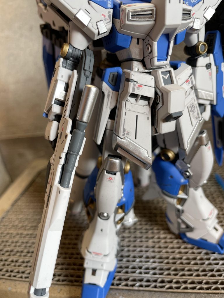 ゴールドとシルバーのパーツにメタリック塗装を施しております。今回はアクリルではなく、ラッカー塗料を使ったからか、金属感がいつもより強い気がします。