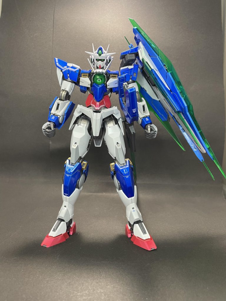 今回の配色はデフォルトカラーとほぼ同じにしました。ただ、白パーツはアクセントとして手首•ヒザ•足首あたりを薄いグレーで塗装してます。前回同様グラデーション塗装にしようか迷いましたが、グラデーションにするほどパーツが大きくはなかったので断念。