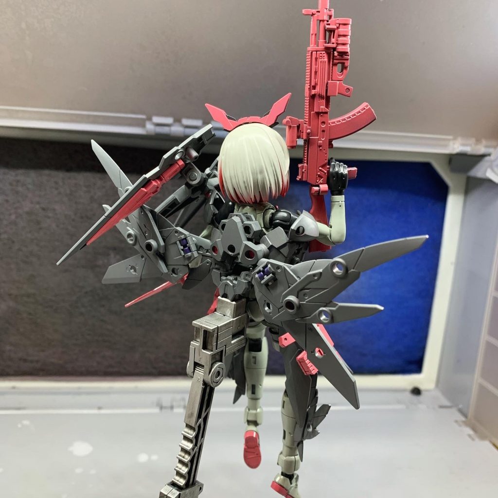 背中のバックパックは羽を3パーツ使い、複雑さを出しています。