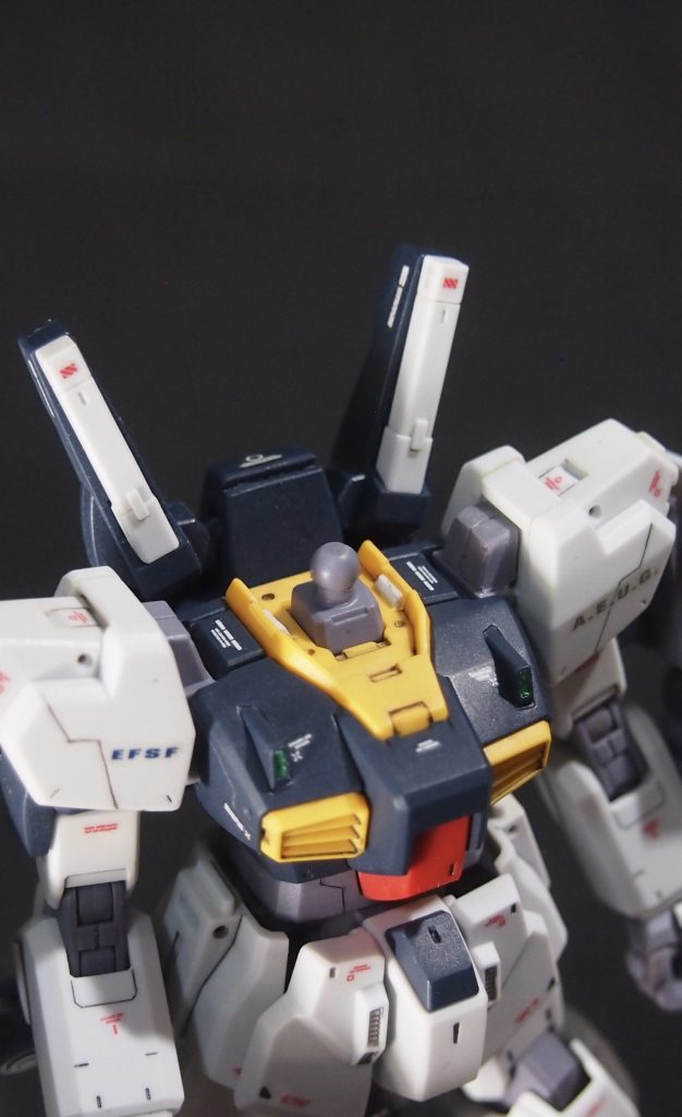 頑張って彫ったのに全然見えない襟周り。肩の掘り込みも気に入っていますがあまり目立たないですね。