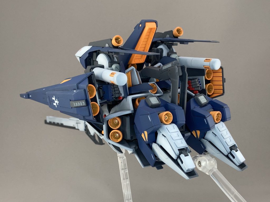 変形胴固定に使う腹の穴は埋めたので、ネオジム磁石と腰の3mmプラ棒で固定します。首は3mm棒に差し替え、腰に入れたポリパーツで保持します。左肩のガトリングは取り外します。バーニア内にICピンさしてます。