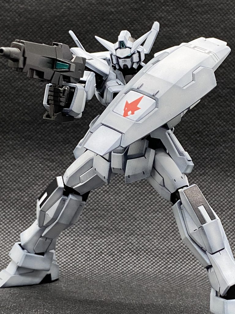 基本的な武装は変更していないのに、機体色が変わるとガラッと印象も変わりますね。時代的には・フリット編の序盤・アセム編のAGE–2特務隊仕様の予備機・アセム〜キオ編でアセムが行方不明なってから回収されたAGEシステムとウルフのパーソナルカラーを継いだフリットの機体…想像すればどの時代にも有り得た機体なのではないかと作りながら思いました。