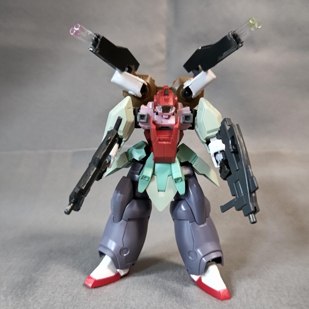 キャノンはHGガデッサの武器をカットし、プラパイプを二本差し込みました。武器はHGジンクスと30MMのジャンクより。