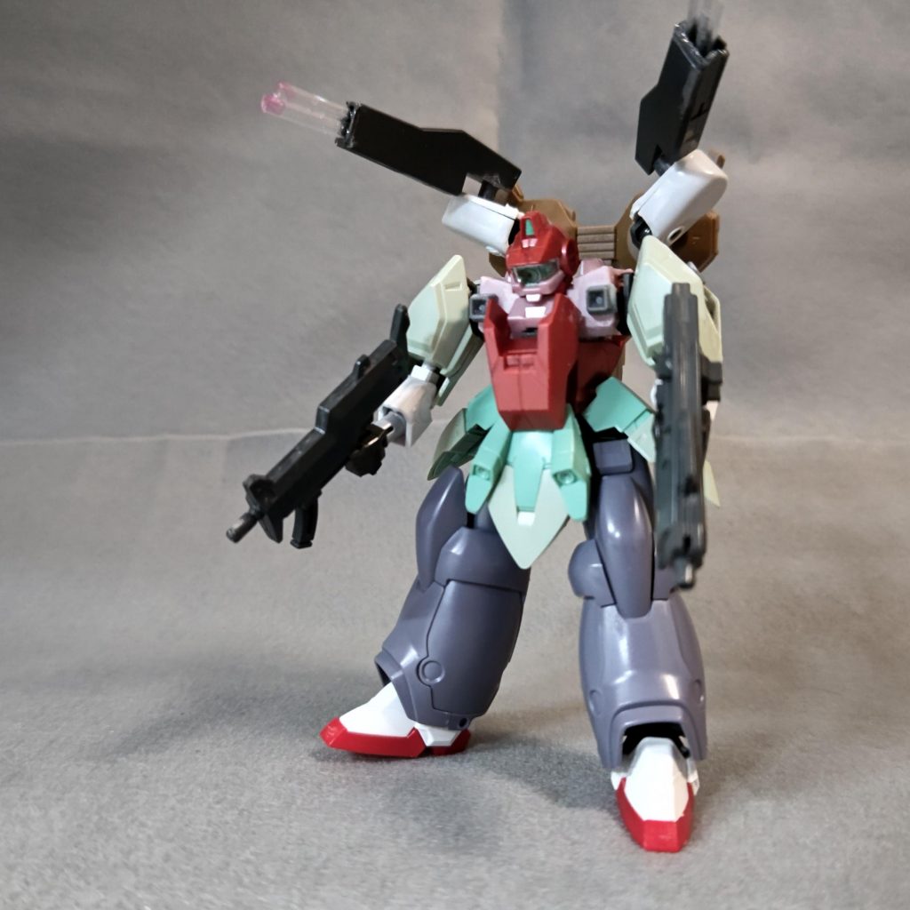 頭部と胸部は、HGリボーンズガンダム、肩と腰はHGガデッサ、脚部はＨＧエルドラブルート、腕とつま先はSDガンダムのジャンクパーツ。