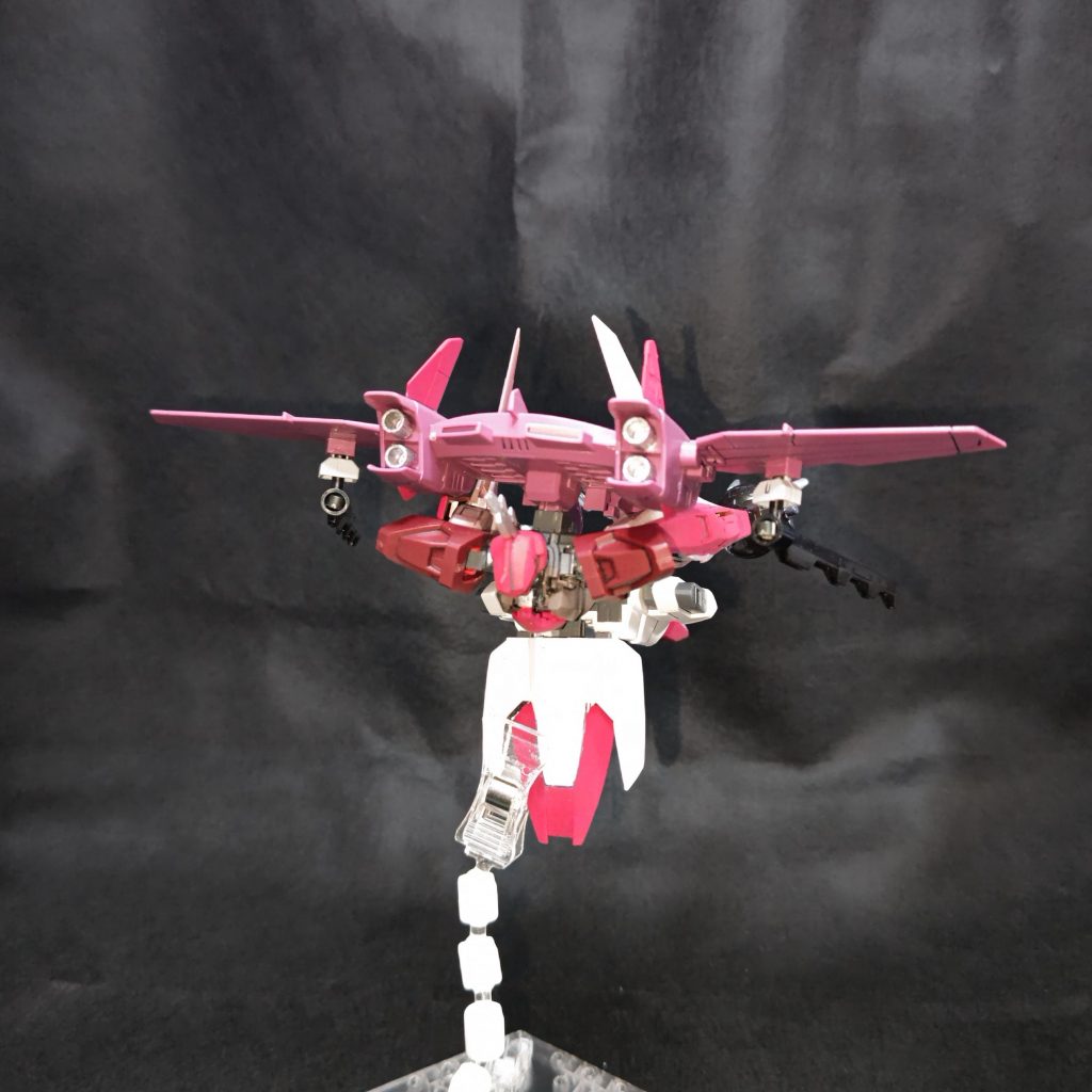 宇宙空間専用モビルアーマーと設定しました。地上なら空気抵抗でまともに飛べない・・・。