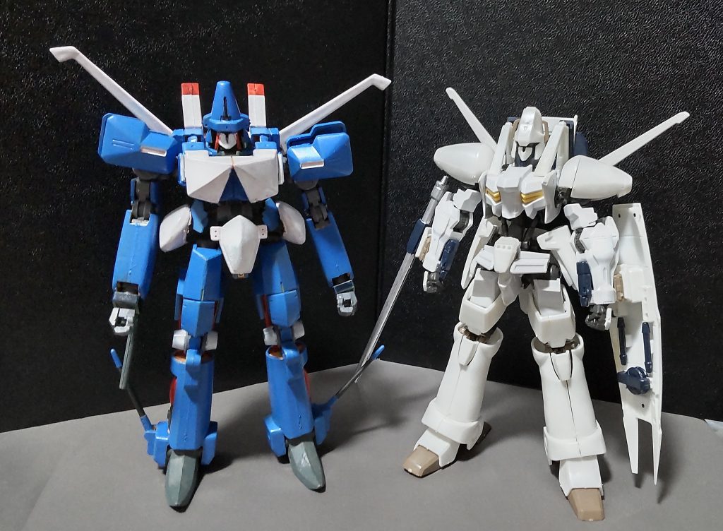 鉄血HMシリーズ処女作のエルガイムと並べてみる。他の鉄血HMを作っているうちに、ガンダムフレームとHMの相性はあまり良くなかったというのが後になってから判明してしまったので、エルガイムもいつかは作り直すかもしれません。
