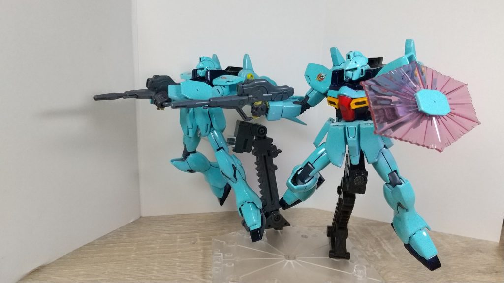 ポーズ取らせてみて。ハンドパーツもF91を使っちゃったので、ライフルがぐらつきまくるのでマスキングでグルグルまいて調整。なんとなく投稿なので何書けばいいかわからないし、何より制作過程撮影したのに画像がみつからないので、次こそはきちんとと反省。