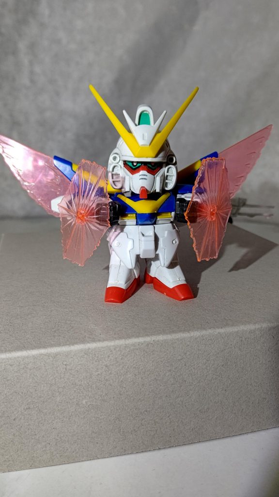 ちなみに元祖SDガンダムが模型ではなく玩具なのは、先日拝見しました吉本プラモデル部の動画で初めて知りました。これらはまだ原型留めてますが、在りし日に作ったキットは無くしたパーツも多く、ジャンクと化した物も少なくありません。(中にはパーツパクられて達磨にされたのもありますが💢)「もっとキレイに取っておけば良かったな…」と言う未練と後悔が破壊を躊躇わせるんだなと最近気付きました。その②へ続きます