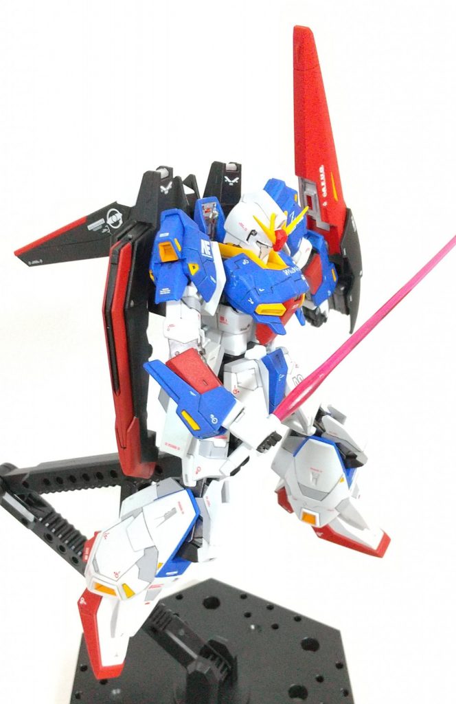 スタビライザーの両側面のデカールは、それぞれ異なるように。