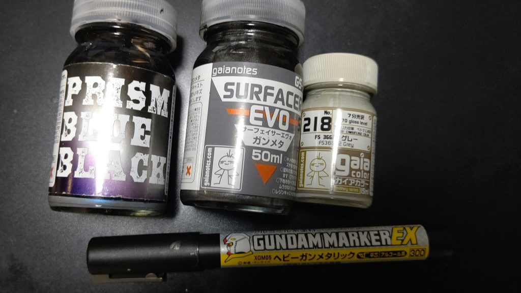 使ったカラーほぼ全体：ガイアノーツ FS36622 グレー胴体：ガイアノーツ プリズムブルーブラックバックパック・胸部：ガイアノーツ サーフェイサーEvo ガンメタ武器等：ガンダムマーカーEX ヘビーガンメタリック