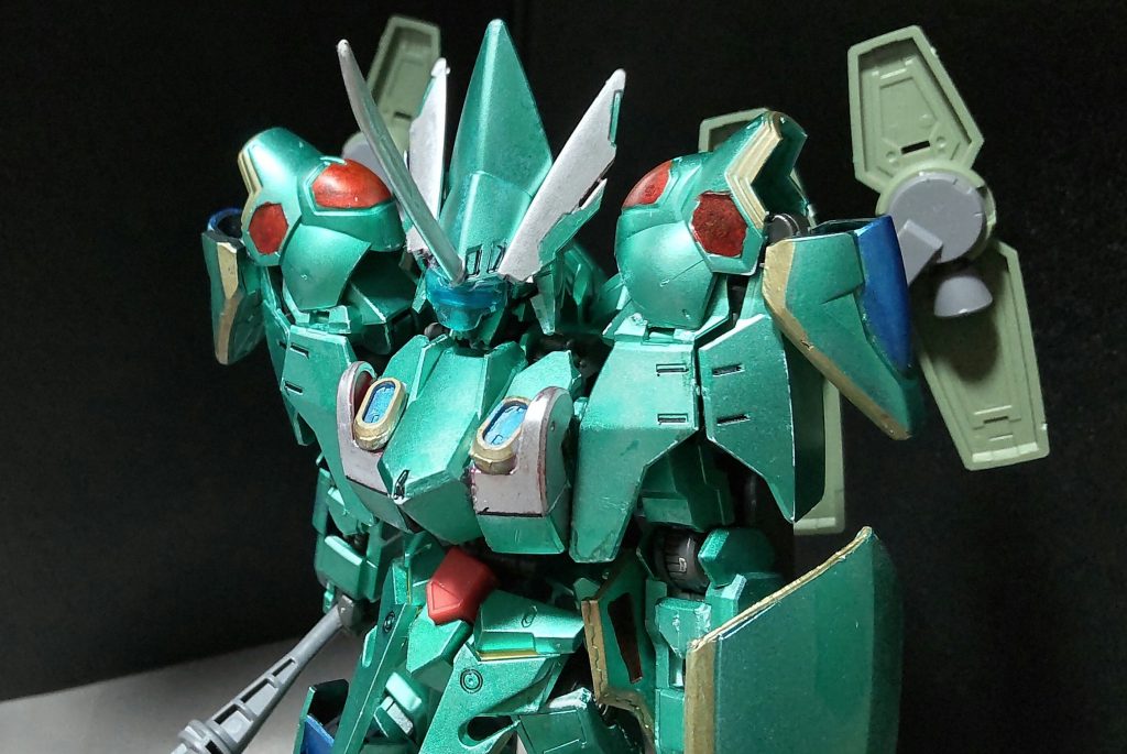 頭部はギャンバルカンセット用の兜にジャンクパーツを付け合わせた物を装着しています。先端部分には角としてSDガンダムの刀の刃を付けてます。※これはFSSのレッドミラージュをイメージしています。