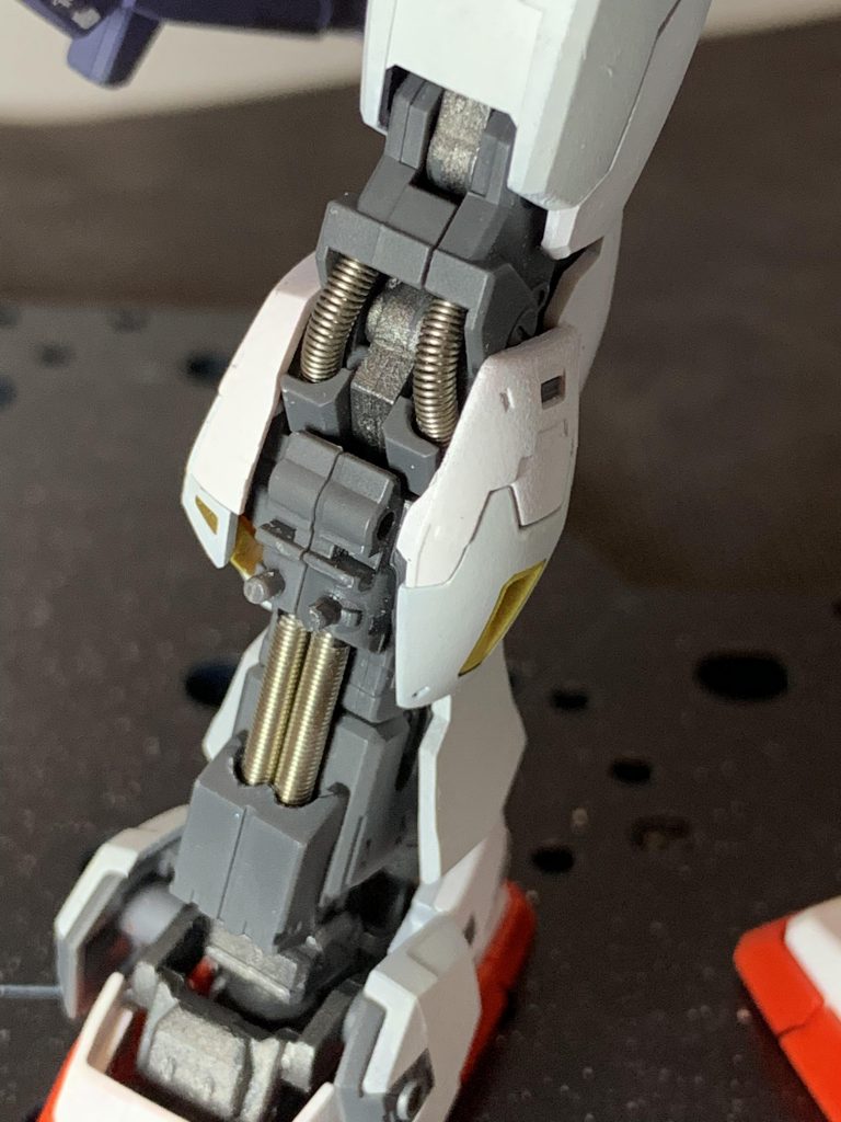 メッシュパイプは金属スプリングに。