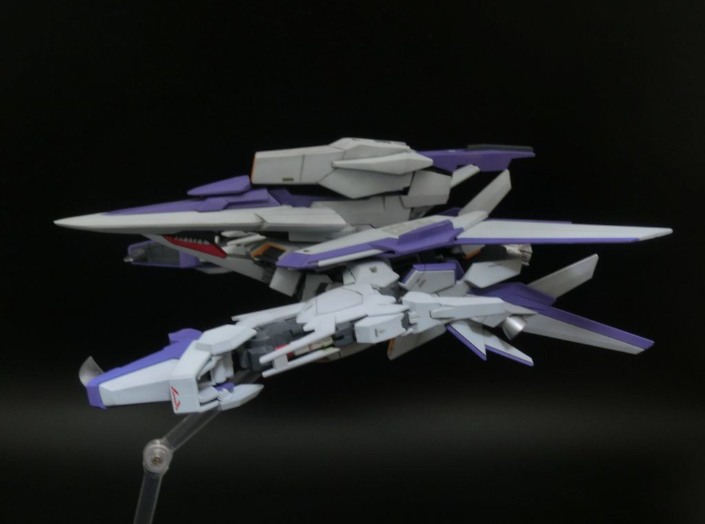 側面からのショット。赤い部分は唇をイメージ。