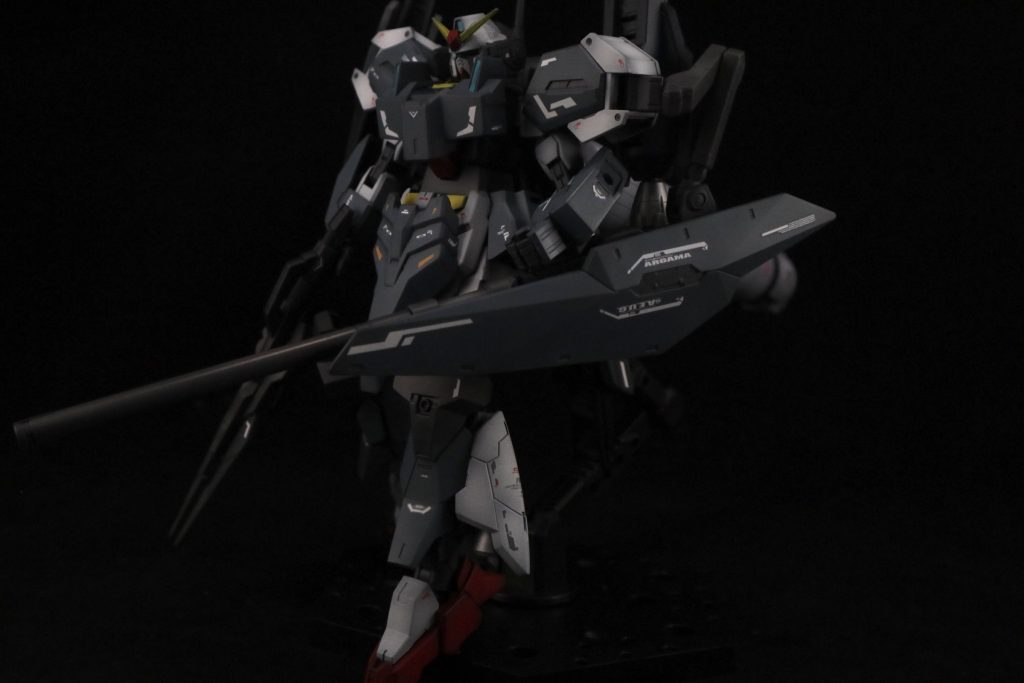 左肩シールドキャノン。どう見てもゼルトザームのアレ。言われるまでもなく折り畳みになってる。