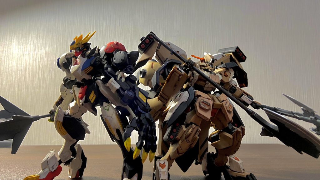 「三日月・オーガス、バルバトスルプスレクスエヴルティオ」「昭弘・アルトランド、グシオンリベイクオクトー」「行くぞ」