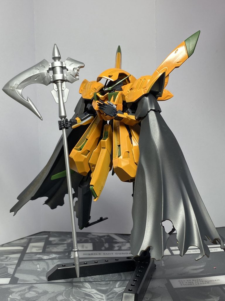 フードとマスクをずらすことで素の顔を出すこともできます