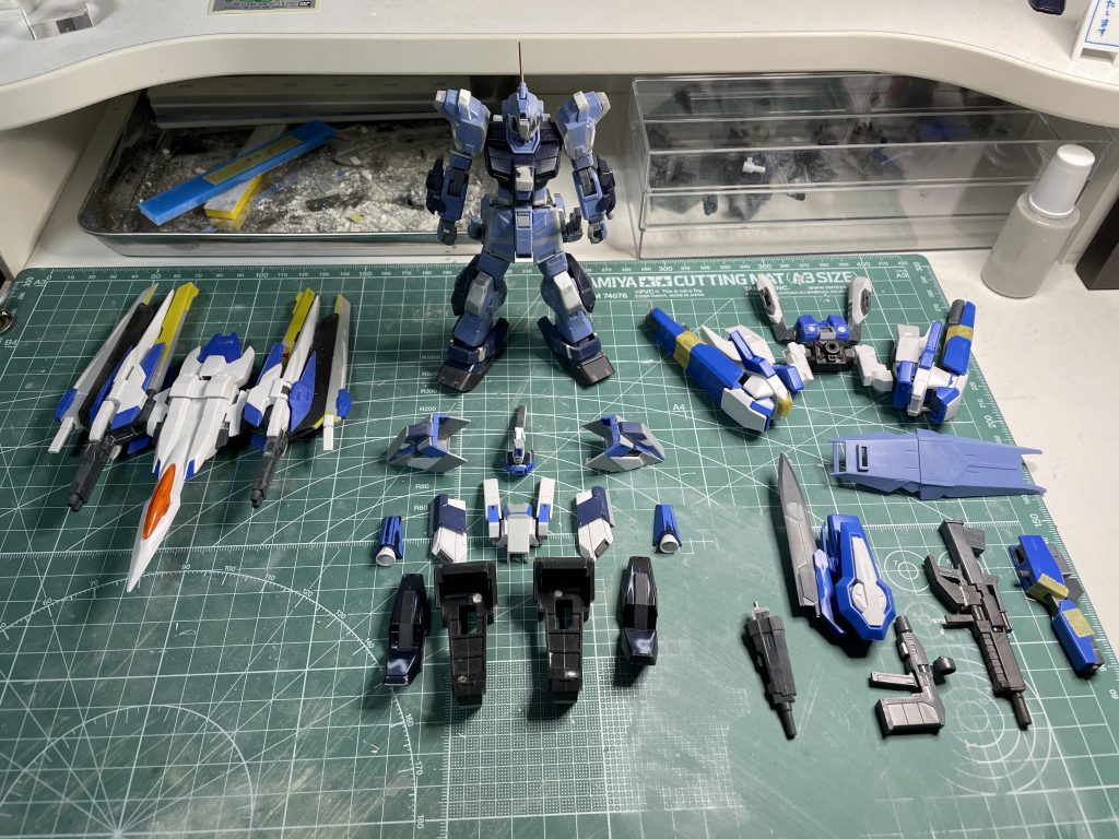 全ての工作が終わったサフ前の状態。本体に加え、アーマー、武装、バックパック、支援機とかなりのボリュームとなった。※ここから急遽、武装を追加(大型剣)し、さらにシールドもミキシングにて大幅に加工してます。