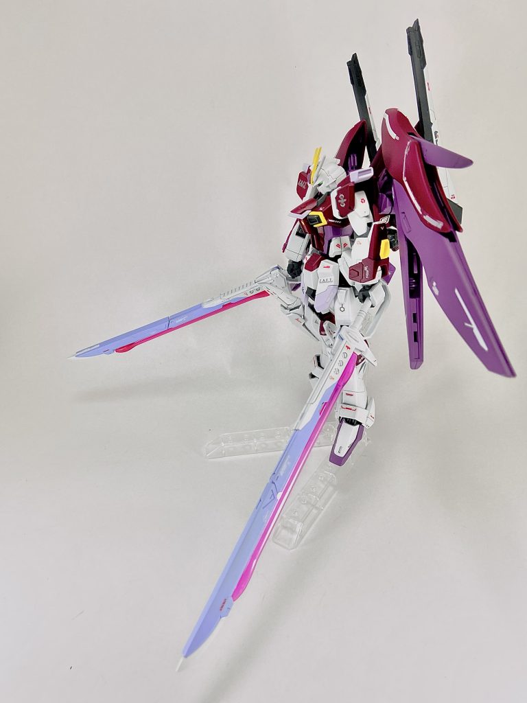 メイン武装のアロンダイトビームソード水色の塗料にすこーしだけ紫を混ぜています。