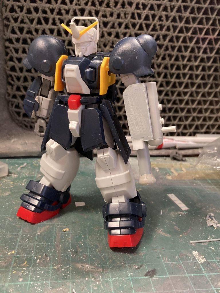 関節部はデュエルガンダムに差し替え、簡単なポージングを決められるくらいには可動を増やしました。あとは岩手要素として南部鉄器と銀河鉄道という訳で、ポイント改造に収める形になりました…