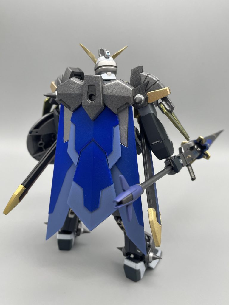 背面から某円卓の騎士のキャラクター達を参考にして青マントをイメージしています。ガラティーン繋がり。