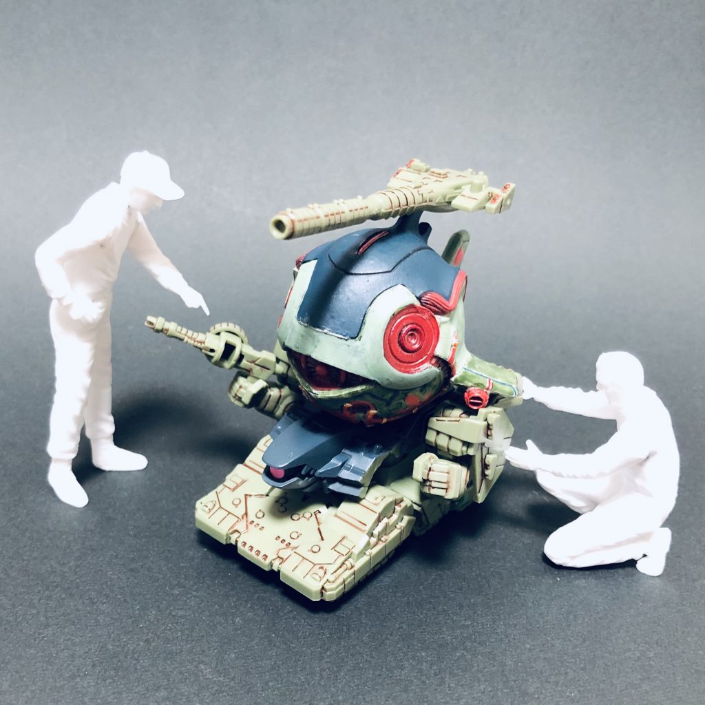 兄者「なんやコイツえらい小さいやんけ」弟者「カエル用やさけのぉ」兄者「ほいでコレ、頭のキャノン砲どないなっとんねん」弟者「それ『スポイラー』やで」兄者「スポイラー！ キャタピラ車やのに⁉️」弟者「兄ちゃん、コイツはただのキャタピラ車ちゃうで」兄＆弟「モ・ビ・ル・タ・ン・ク、やろ？」「やで！」（なんじゃこの掛け合いは...）