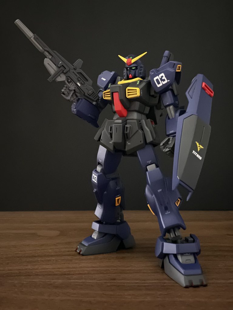 合わせ目が目立つリバイブじゃない方のHG Mk-II。後ハメ加工をせずに、塗装後にマスキングして挟み込んで接着して、合わせ目を消す方法で作成。