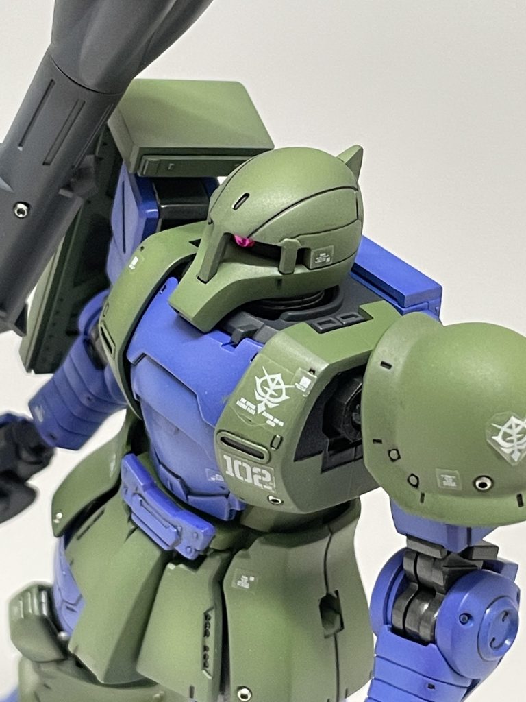 しかし、左肩の曲面に、シールはうまく密着しないですね。この解決方法があれば教えてほしいです…。