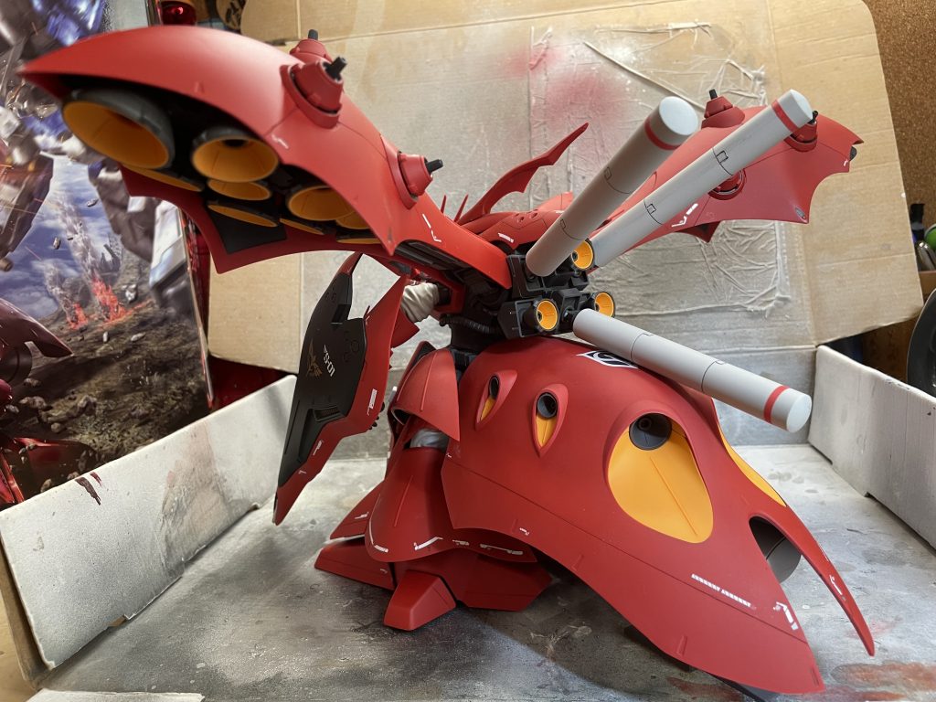 正面にデカールを貼りすぎたから、背後がちょっと寂しい感じになってます。