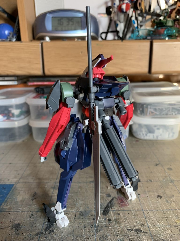 紆余曲折しながら最終的にガンプラだけでなく30MMからもパーツを持ってきてどうにか形になりました。塗装はいつものように筆塗りで一部未塗装(ほどよく手抜き)となっております。形状はとても気に入っております。ご清聴ありがとうございました。