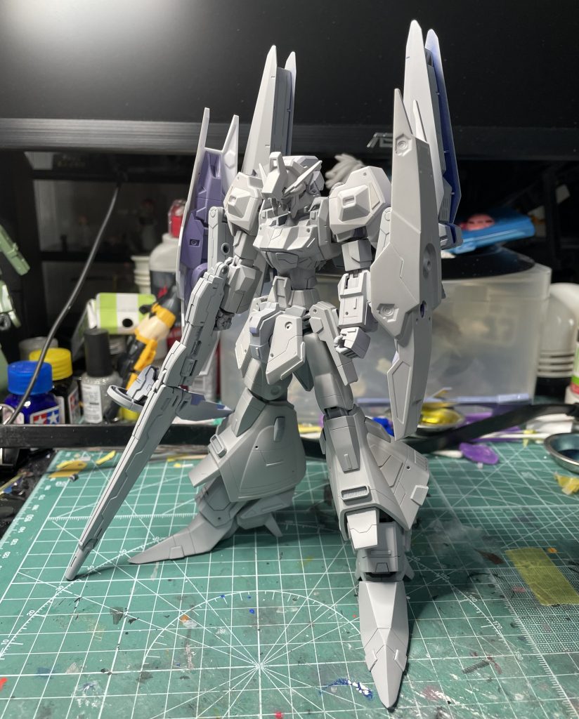 サフ状態。今回はエアブラシではなく缶サフにてサフを吹きました。