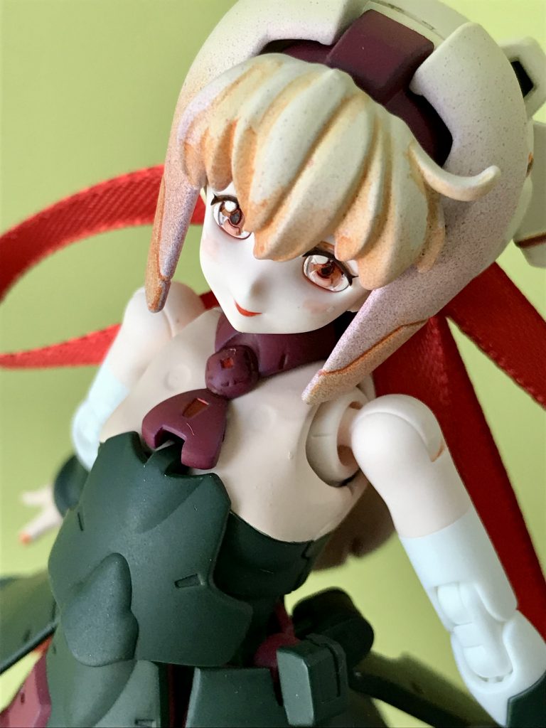 髪色はカエデやイチョウをイメージした薄い黄色にオレンジのグラデを施し、紅葉をイメージした真っ赤なリボンを大きめに結びました。ワンピは表地をダークグリーン、裏地をあずき色にして、内側から赤く色づく葉をイメージしました。