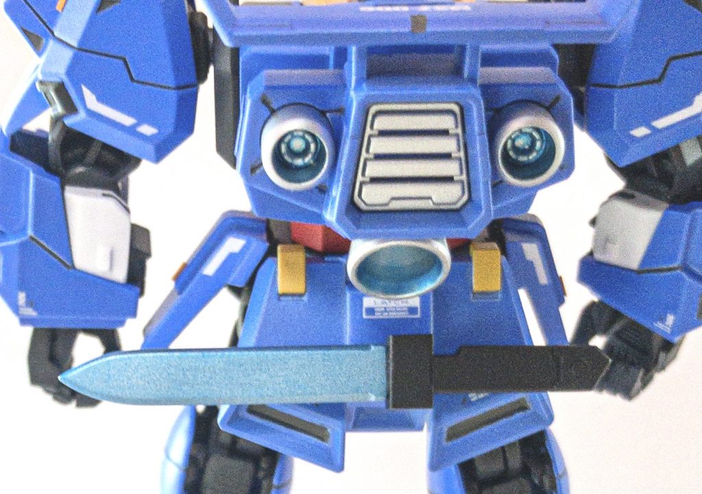 HGのシグルブレイドをSD体型に合うように短縮・シャープ化しています。ジャーマングレー→シルバーリーフ→クリアブルーで塗装しました。塗装後にクリアでコートし4000番〜10000番の神ヤスで研ぎ出しを行ったので、写真ではわかりづらいですが実物はもっとピカピカキラキラです✨