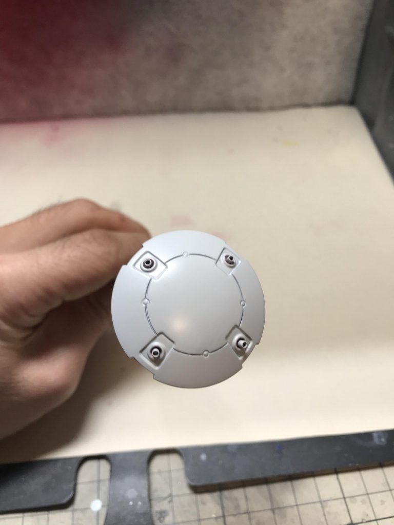 シールドはネオジオンマークが彫り込まれていますが、モールドがだるいので、パテで埋めてデカールを貼りました。