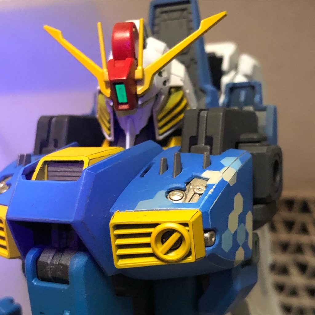 アンテナの真ん中は昔の赤にしようか今の白にしようか悩んでます