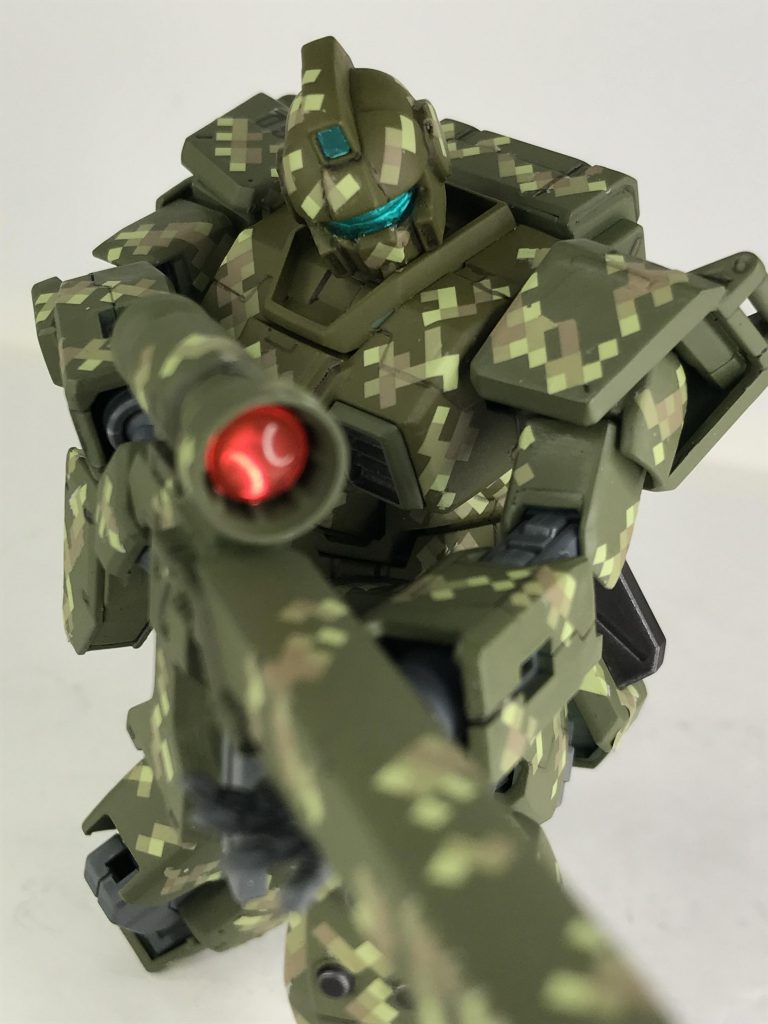 プレバン限定のジムスナイパーです（第08MS小隊の陸戦型ジムベース）。もとは全身ダークグリーン一色です。これをカーキなどで塗装したうえで、ピクセル森林迷彩のデカールを貼りました。