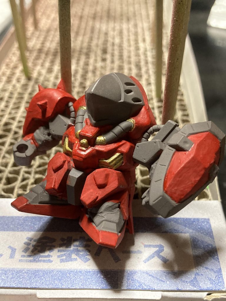 赤や黄色部分等は筆で塗装。🖌ライフルはガンメタルで塗装しました。