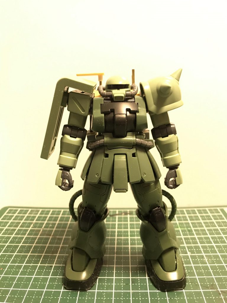 ザクⅡF2とオリジンザク共に出来は良いので特に改造はしてません旧キットっぽくしたかったからスジボリ等のディテールアップではなく既存のスジボリを埋めてディテールダウンしています必要最低限のスジボリだけにしてあります