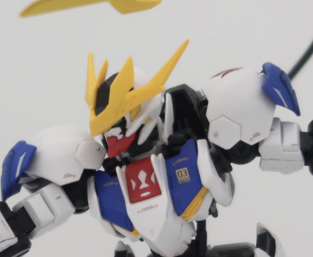 アップで。肩のところにメタルパーツ入れてます。