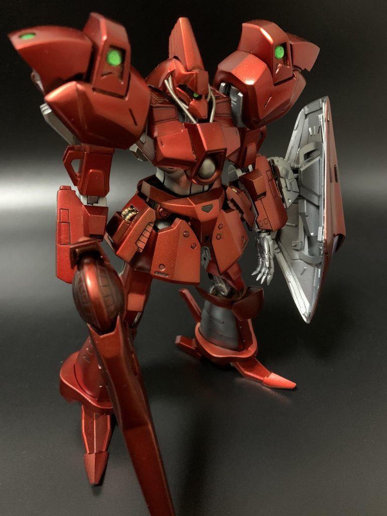 HGUCのキットも使っていますが、そのまま使えたパーツは一つもありません。頭部が元と似ているようで全く似てなくて切り刻みました。動力パイプをスプリングに置き換えたのがいい感じです。