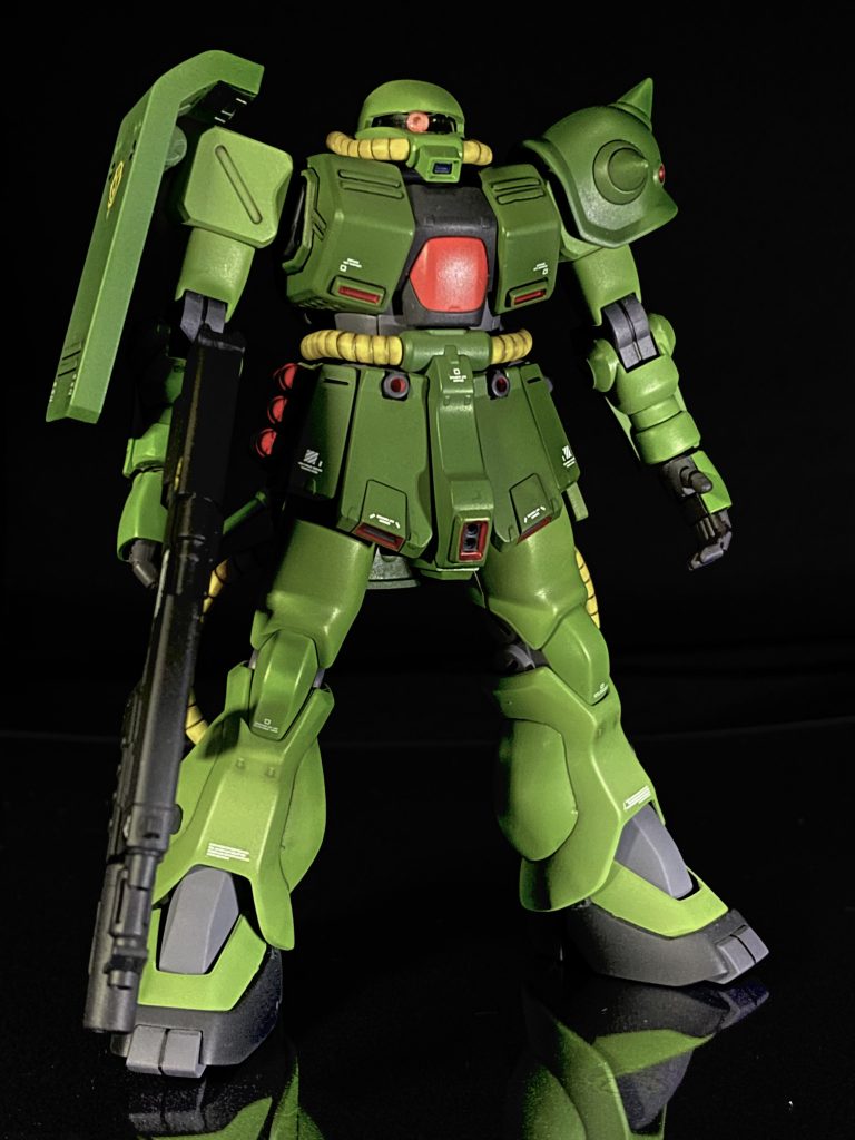 HGUCのジオン機体はせめてモノアイをシールで再現するのだけはやめてほしいですね。私はいつも空洞化して、ホイルシールとHアイズを入れてモノアイシールドを付けてますが、これだけで完成度が全然変わってくるので、改善して欲しいです。