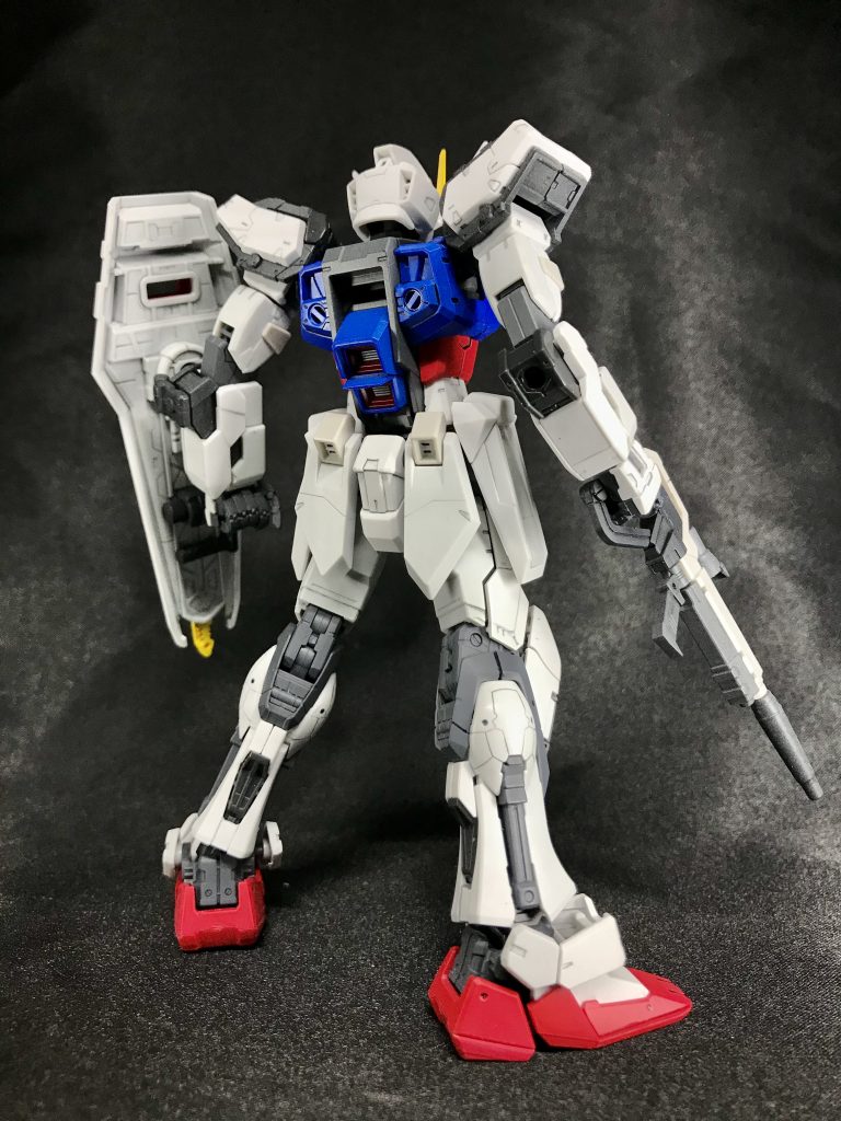 RGの救いの一つが、説明書の完成見本自体が「塗装もされていない、スミ入れとトップコートのみ」っとゆうところ☝🏻 つまり部分塗装が要らないってゆう点ですね✋🏻