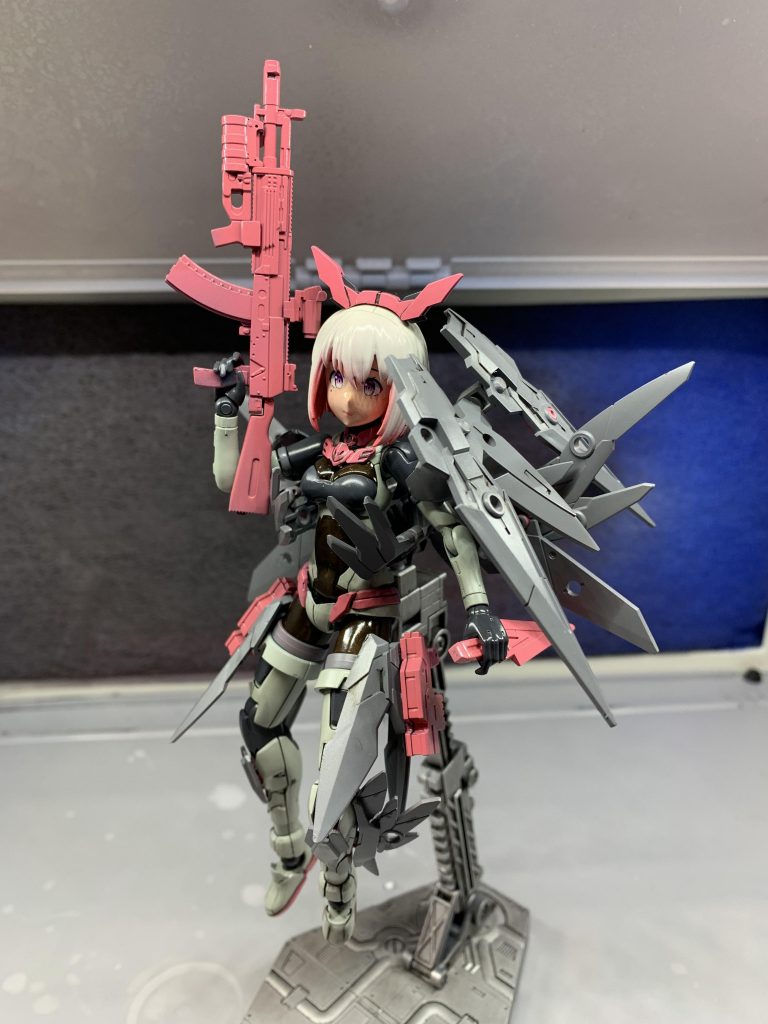 各部武装を追加左肩にクアンタのように武装をついか、太ももにも武装を追加し、ハンドガンを取り付けました。